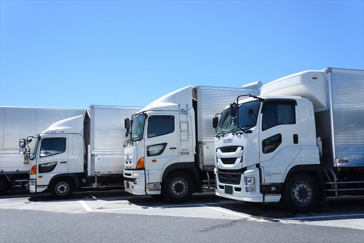 《富士市》週払いOK・大型車での食品や雑貨などのセンター間配送ドライバー！（Web面接OK・高収入）