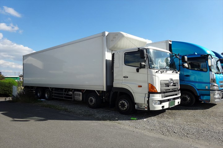 《名古屋市中村区》週払いOK・大型車でのセンターや店舗への3温帯食品の配送ドライバー！（Web面接OK・シニアOK）