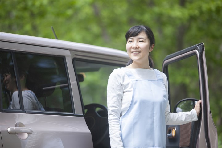 《港区》週払いOK・普通車での介護施設利用者の送迎ドライバー！（高時給・週休2日）