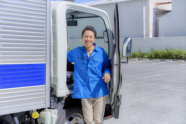 《栃木市》週払いOK・2ｔ～3ｔ車での米飯商品などのコンビニ配送ドライバー！（Web面接OK・安定収入）