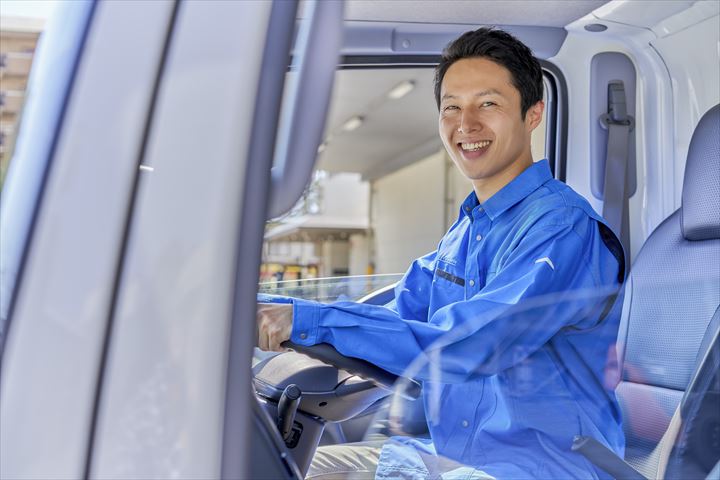 《北葛飾郡杉戸町》週払いOK・4ｔ車でのチルド品のセンター間配送ドライバー！（Web面接OK・高収入）