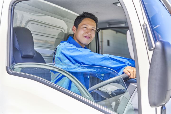《京都市南区》週払いOK・4ｔ車での企業向け一般貨物の集配ドライバー！（Web面接OK・高収入）
