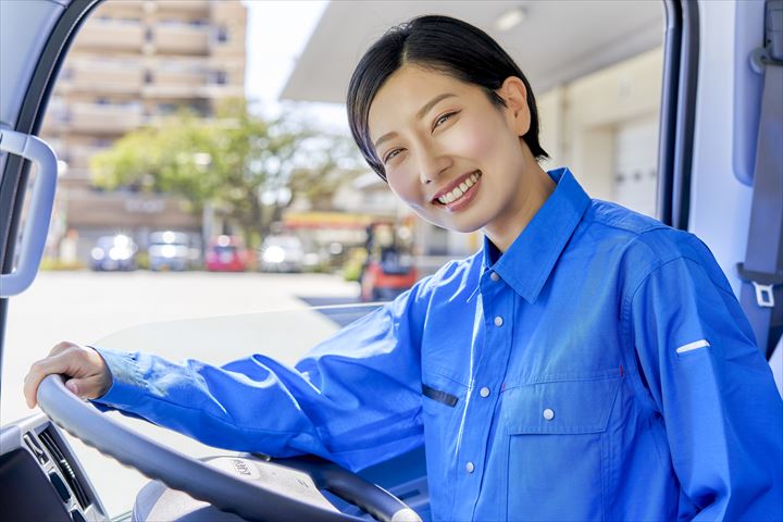 《三郷市》週払いOK・3ｔ車でのスーパーへの食品配送ドライバー！（Web面接OK・高収入）