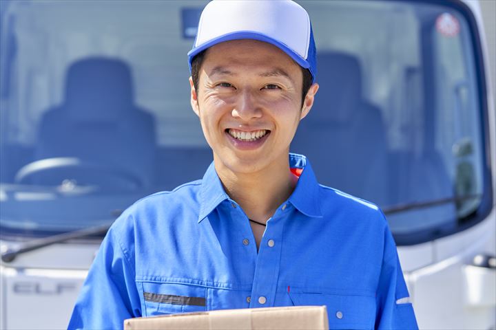 《千葉市美浜区》週払いOK・4ｔ車でのチルド商品のセンター間配送ドライバー！（週休2日・夜勤帯）