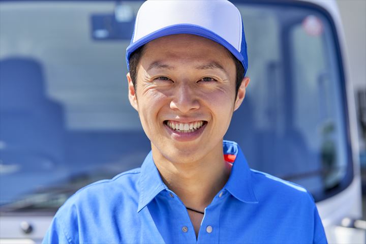 《福岡市東区》週払いOK・4ｔ車での企業向け一般貨物の集配ドライバー！（土日祝休み・日勤）