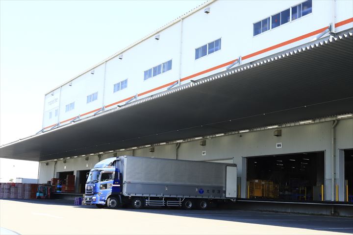 《太田市》週払いOK・大型車での自動車部品などの工場間輸送ドライバー！（高収入・固定ルート）