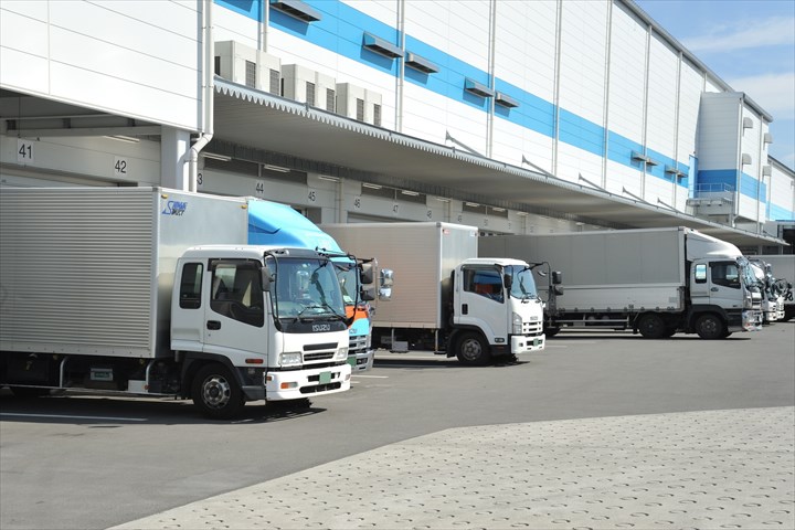 《足利市》週払いOK・大型車でのチルド品の横持ち配送ドライバー！（Web面接OK・高時給）