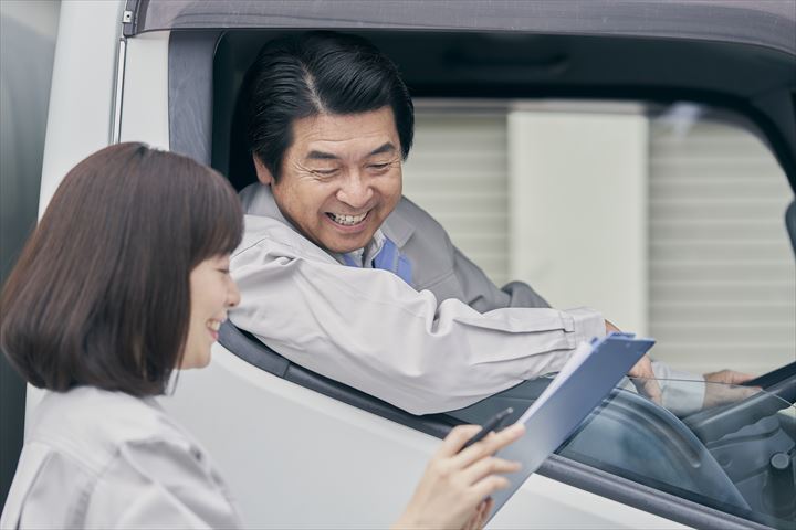 《児玉郡上里町》週払いOK・2ｔ車での冷凍食品の店舗配送ドライバー！（Web面接OK・AT限定OK）