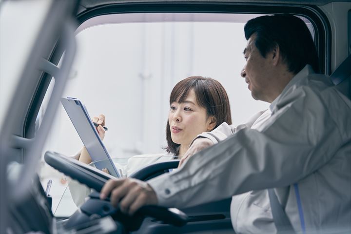 《日光市》週払いOK・2ｔ車での3温帯食品の配送ドライバー！（高収入・土日祝休み）