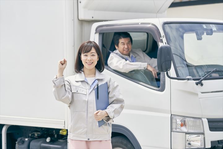 《大和市》週払いOK・4ｔ車でのお菓子のセンター間配送ドライバー！（高時給・週休2日）