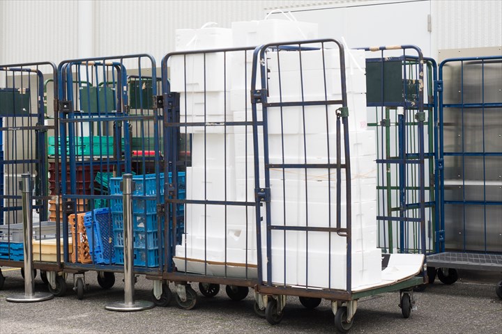 《春日井市》週払いOK・大型車でのセンターや店舗への食品配送ドライバー！（Web面接OK・高収入）