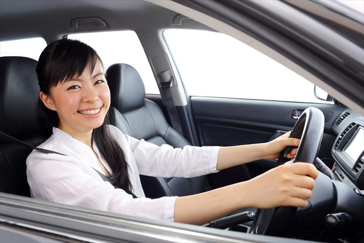 《港区》週払いOK・普通車での施設利用者の送迎ドライバー！（AT限定OK・シニア活躍中）