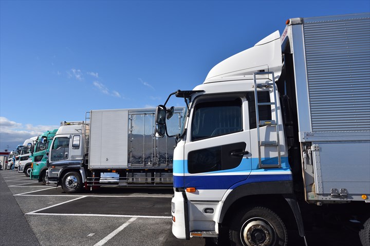 《八幡市》人材紹介・大型車での固定荷主からの食品などの配送ドライバー！（安定収入・資格を活かせる）