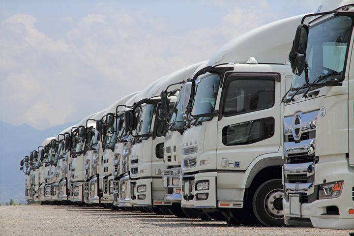 《日向市》週払いOK・4ｔ車での企業向け一般貨物の集配ドライバー！（土日祝休み・日勤）