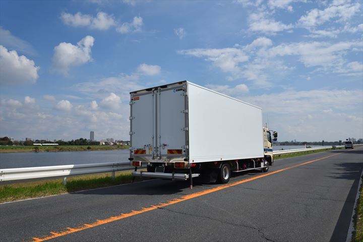 《野田市》週払いOK・4ｔ車でのドライ品のコンビニ配送ドライバー！（Web面接OK・高収入）