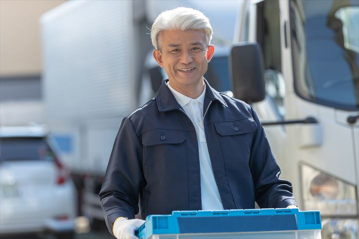 《川崎市川崎区》週払いOK・2ｔショート車での輸入ワイン類の店舗配送ドライバー！（AT限定可・シニア活躍中）