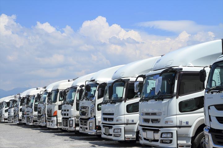 《久世郡久御山町》週払いOK・4ｔ車での学校への食品の配送ドライバー！（Web面接OK・未経験可）