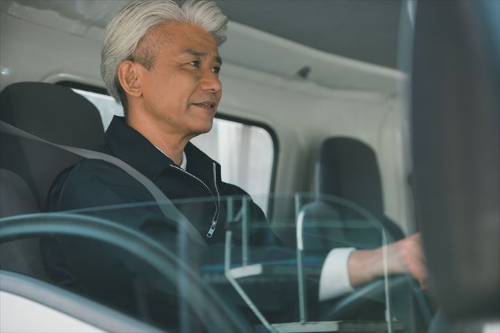 《中央区》週払いOK・4ｔ車での木製パレットのセンター間配送ドライバー！（高時給・土日祝休み）