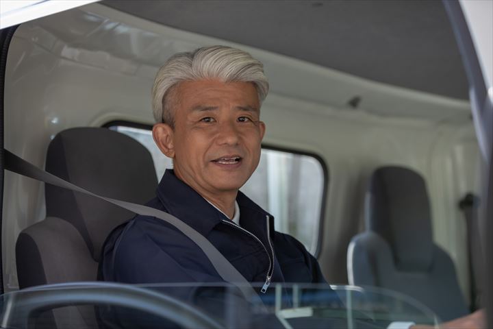 《近江八幡市》週払いOK・4ｔ車での企業向け一般貨物の集配ドライバー！（土日休み・日勤）