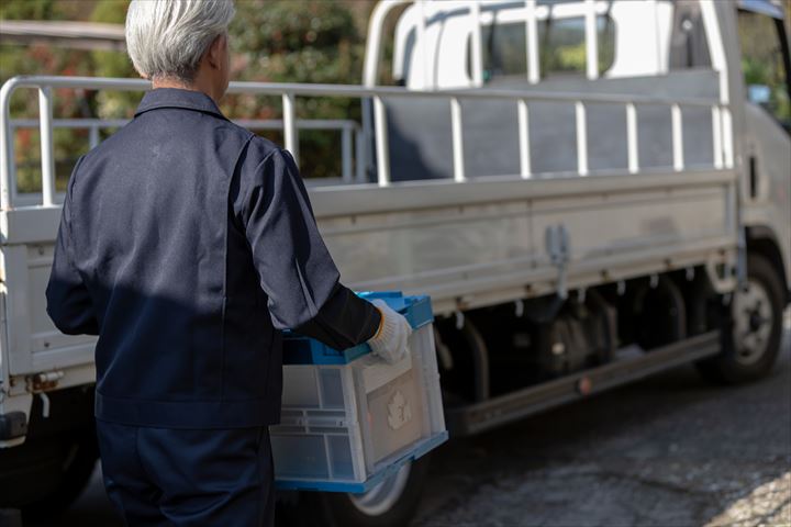 《東大阪市》週払いOK・4ｔ平車での金属加工製品の配送ドライバー！（シニア活躍中・日勤）