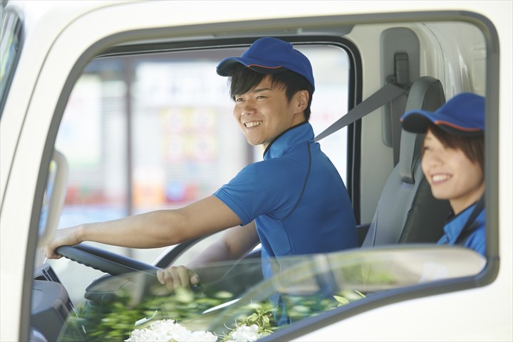 《北足立郡伊奈町》週払いOK・4ｔ車での食品のセンター間配送ドライバー！（Wワーク・週1・夜勤）