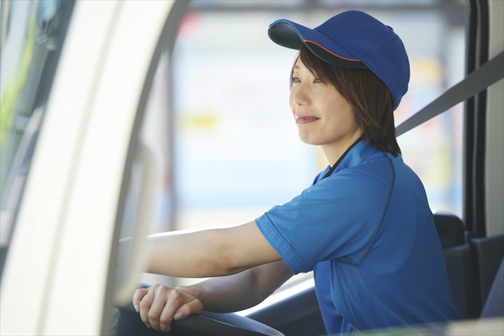 《摂津市》週払いOK・4ｔ車でのスーパーへの三温帯食品の配送ドライバー！（Web面接OK・短時間4:00～8:00）