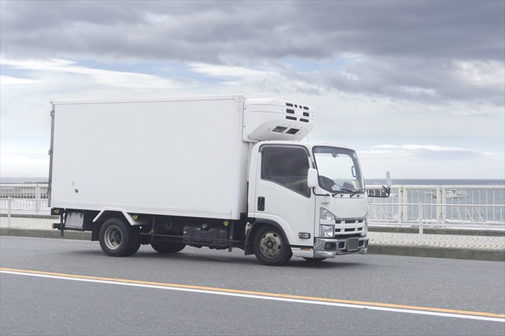 《尼崎市》週払いOK・倉庫内での飲料の積込み作業スタッフ！（週休2日・短時間17:00～20:00）