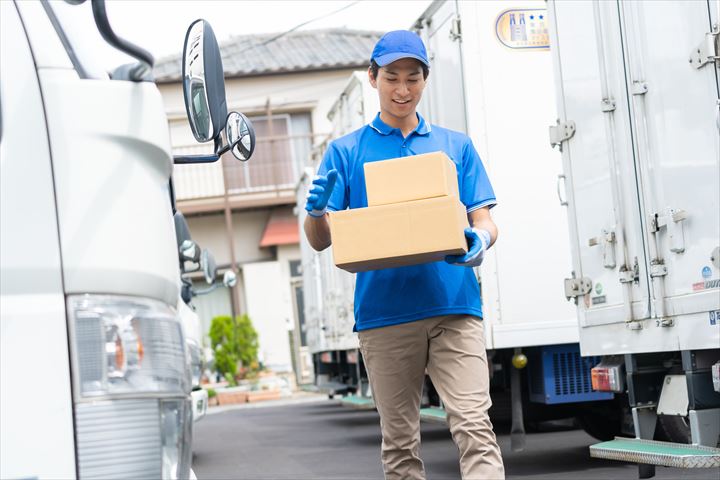 《大田区》週払いOK・4ｔ車でのホームセンターへの商品配送ドライバー！（高収入・負担少なめ）