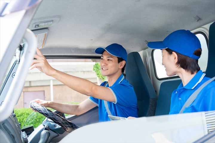 《大阪市西淀川区》週払いOK・4ｔ車でのコンビニへの常温品配送ドライバー！（Web面接OK・未経験におすすめ）