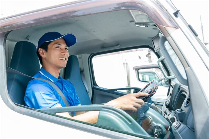 《茨木市》週払いOK・4ｔ車でのスーパーへの食品配送ドライバー！（Web面接OK・週休2日）