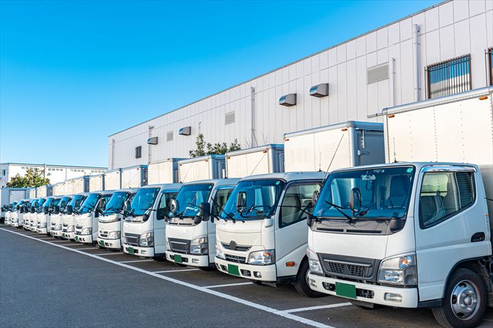 《江東区》週払いOK・4ｔ車での企業への雑貨の集配ドライバー！（Web面接OK・高時給）