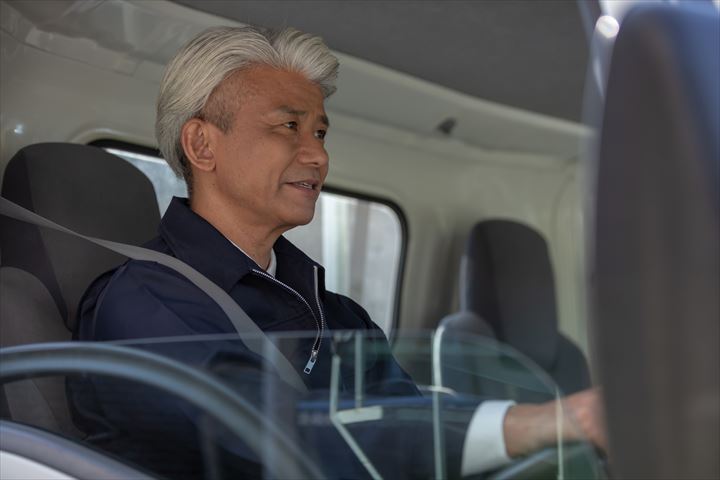 《京田辺市》週払いOK・3ｔ～4ｔ車でのチルドや米飯商品のコンビニ配送ドライバー！（Web面接OK・高収入）