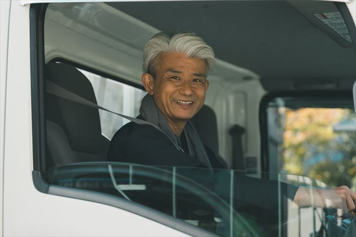 《柏市》週払いOK・4ｔ車での企業向け一般貨物の集配ドライバー！（Web面接OK・高時給）