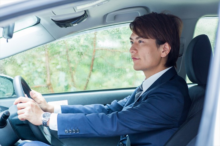 《千代田区》週払いOK・普通車での民間企業役員の送迎ドライバー！（Web面接OK・高時給）