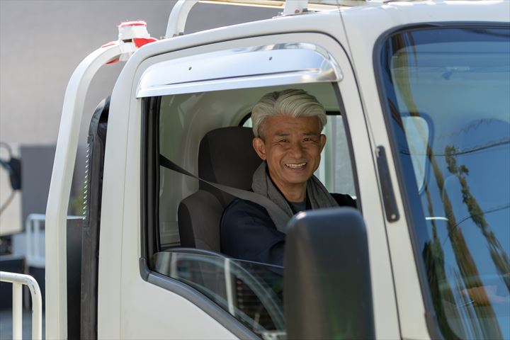 《柏市》週払いOK・2ｔ車での企業向け一般貨物の集配ドライバー！（Web面接OK・高時給）