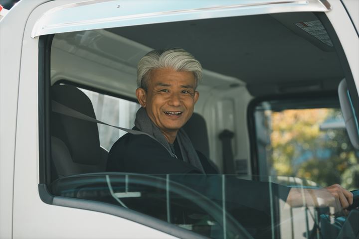 《市川市》週払いOK・4ｔ車での営業所への電線ドラムの配送ドライバー！（Web面接OK・高時給）