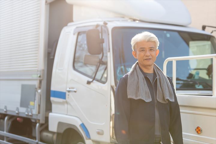 《浜松市中央区》週払いOK・2ｔ～3ｔ平車での廃材の回収ドライバー！（土日祝休み・高収入）