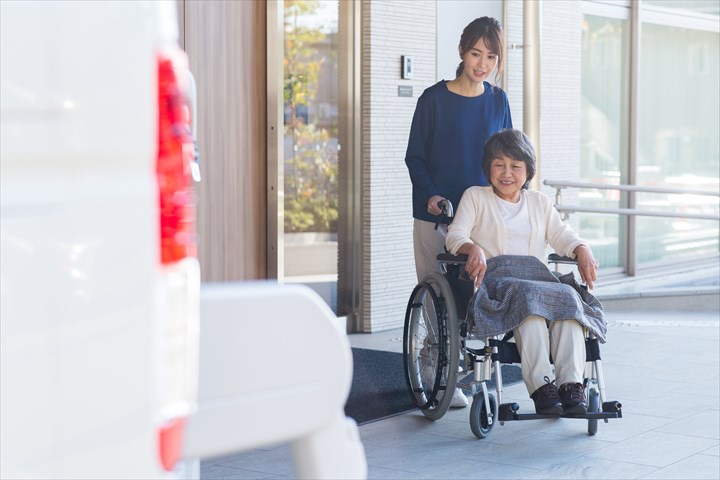 《大阪市西淀川区》週払いOK・普通車でのリハビリデイサービス利用者の送迎ドライバー！（駅チカ・2ヶ月程の短期）