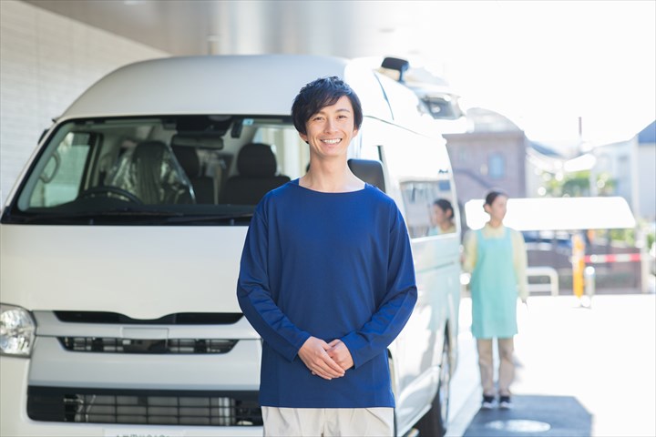 《渋谷区》週払いOK・普通車でのデイサービス利用者の送迎ドライバー！（Web面接OK・高時給）