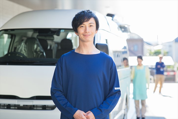 《足立区》週払いOK・普通車でのデイサービス利用者の送迎ドライバー！（高収入・2024年6月末までの短期）