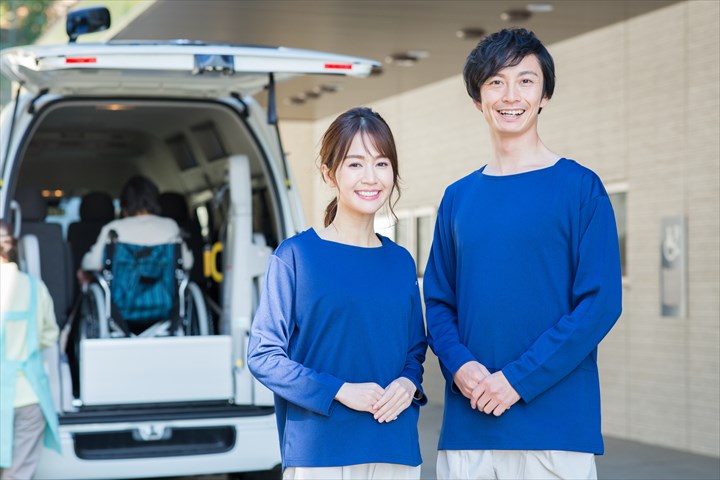 《渋谷区》週払いOK・普通車でのデイサービス利用者の送迎ドライバー！（Web面接OK・高時給）