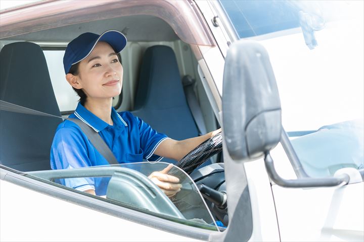 《京田辺市》週払いOK・3ｔ～4ｔ車でのコンビニへの食品配送ドライバー！（Web面接OK・高時給）