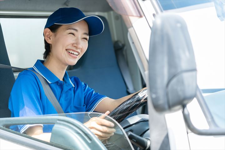 《所沢市》週払いOK・大型ウイング車での加工食品などのセンター間配送ドライバー！（Web面接OK・高時給）