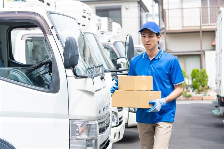 《常総市》週払いOK・4ｔ車でのセンター及び店舗への食品配送ドライバー！（高収入・週休2日）