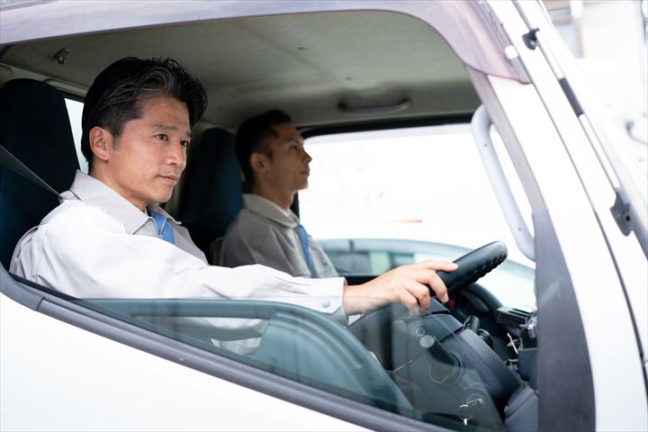 《浜松市中央区》週払いOK・2ｔ車での企業向け一般貨物の集配ドライバー！（高時給・曜日固定・長期）