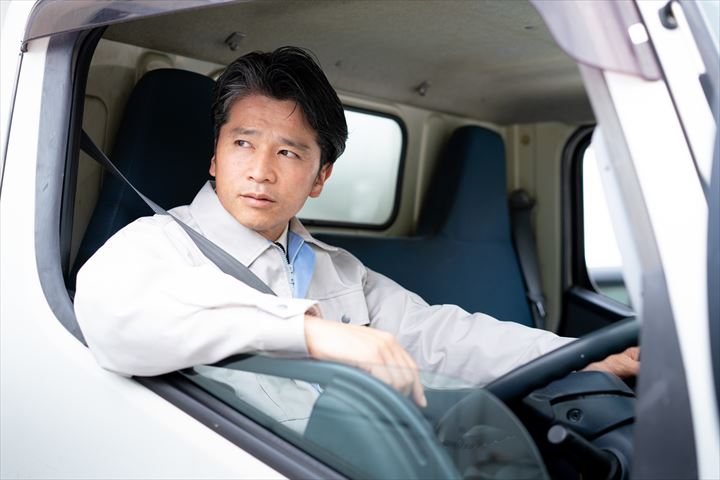 《北足立郡伊奈町》週払いOK・4ｔ車でのチルド品の店舗配送ドライバー！（Web面接OK・高収入）