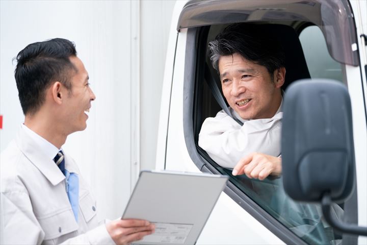 《枚方市》週払いOK・4ｔ車でのパンの店舗配送ドライバー！（Web面接OK・高収入）