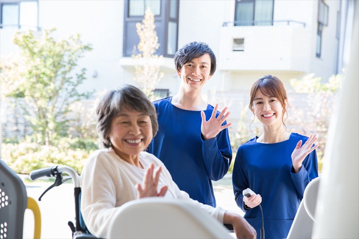 《大田区》週払いOK・普通車でのデイサービス利用者宅から施設間の送迎ドライバー！（Web面接OK・高時給）