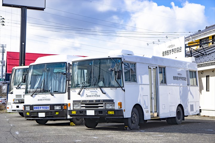 《港区》週払いOK・大型検診車でのドライバー兼会場設営などの補助スタッフ！（土日祝休み・高時給）