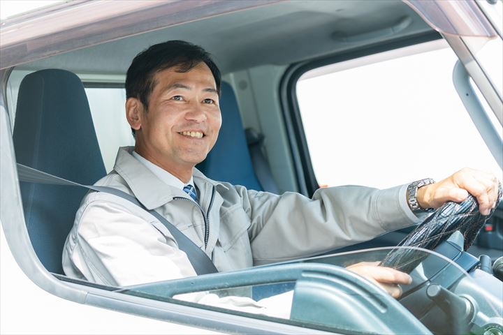 《山口市》週払いOK・2ｔ～3ｔ車での自動販売機のゴミ回収ドライバー！（週休2日・日勤）